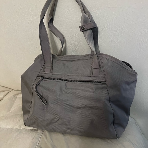 LULULEMON  free To Be Large 
Free To Be Gym / travel Bag in Dark Chrome Gray - Picture 3 of 10
